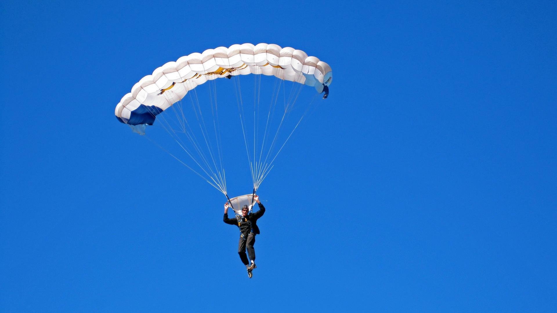 从加纳的防守铁链到莱奥的欧冠狂舞,现代足球的两种主宰方式