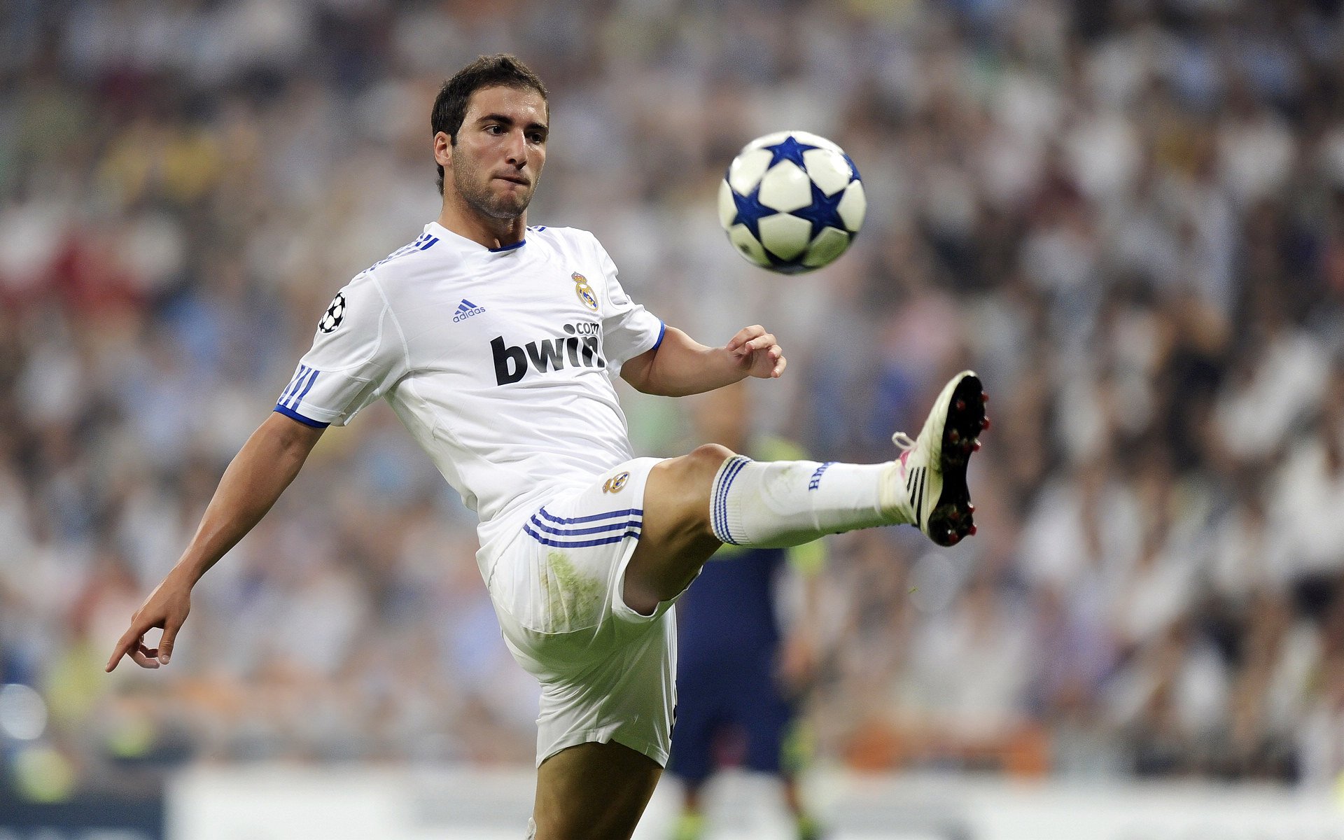 熊猫体育直播-绿茵场外的鏖战，当中国视角遇见基耶萨的欧冠传奇